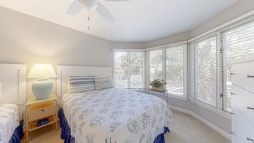 2 bedrooms, iron/ironing board, WiFi