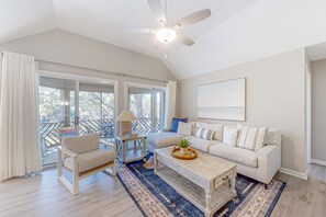 TV, DVD player, offices - Lagoon view second floor villa, just a short walk to the beach (Kiawah Island)