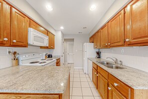 ثلاجة، ميكروويف، فرن، موقد طهي مسطح