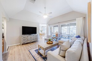 TV, DVD player, offices - Lagoon view second floor villa, just a short walk to the beach (Kiawah Island)