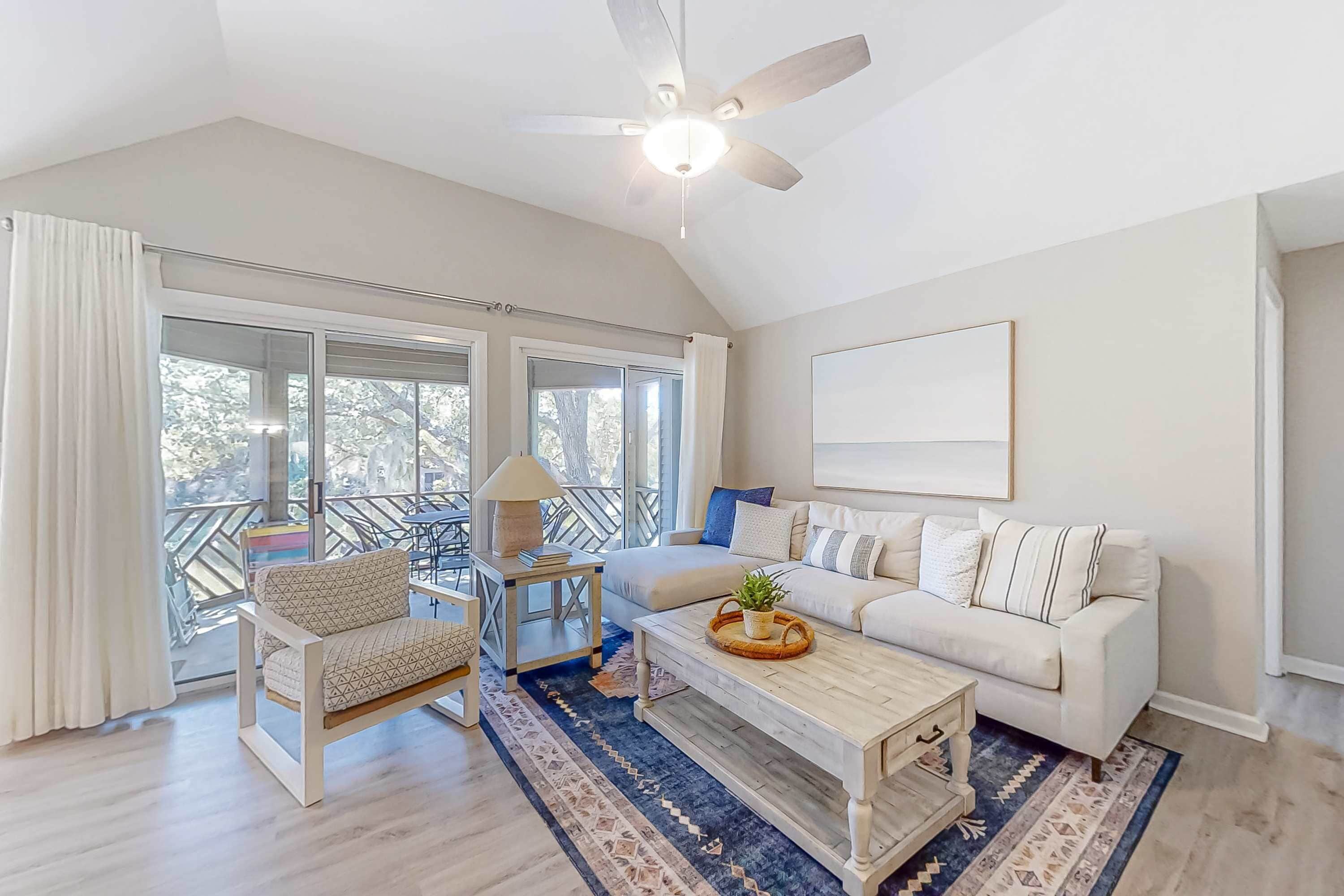 Téléviseur, lecteur de DVD, bureau