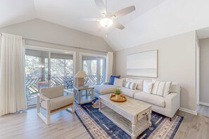 Televisión, reproductor de DVD y oficina 