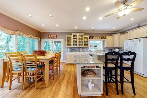 Dining - Updated island estate with serene lagoon views & 2 decks - bike to beach (Kiawah Island)