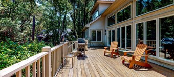 Updated island estate with serene lagoon views & 2 decks - bike to beach