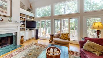 TV, DVD player, books, stereo