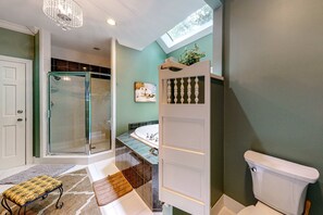 Regadera, secadora de cabello, toallas 