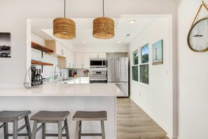 冷蔵庫、電子レンジ、オーブン、コンロ