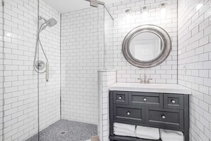Douche, séchoir à cheveux, serviettes fournies, shampooing
