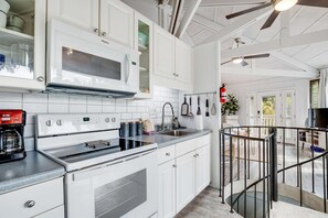 Jääkaappi, mikroaaltouuni, uuni, liesi