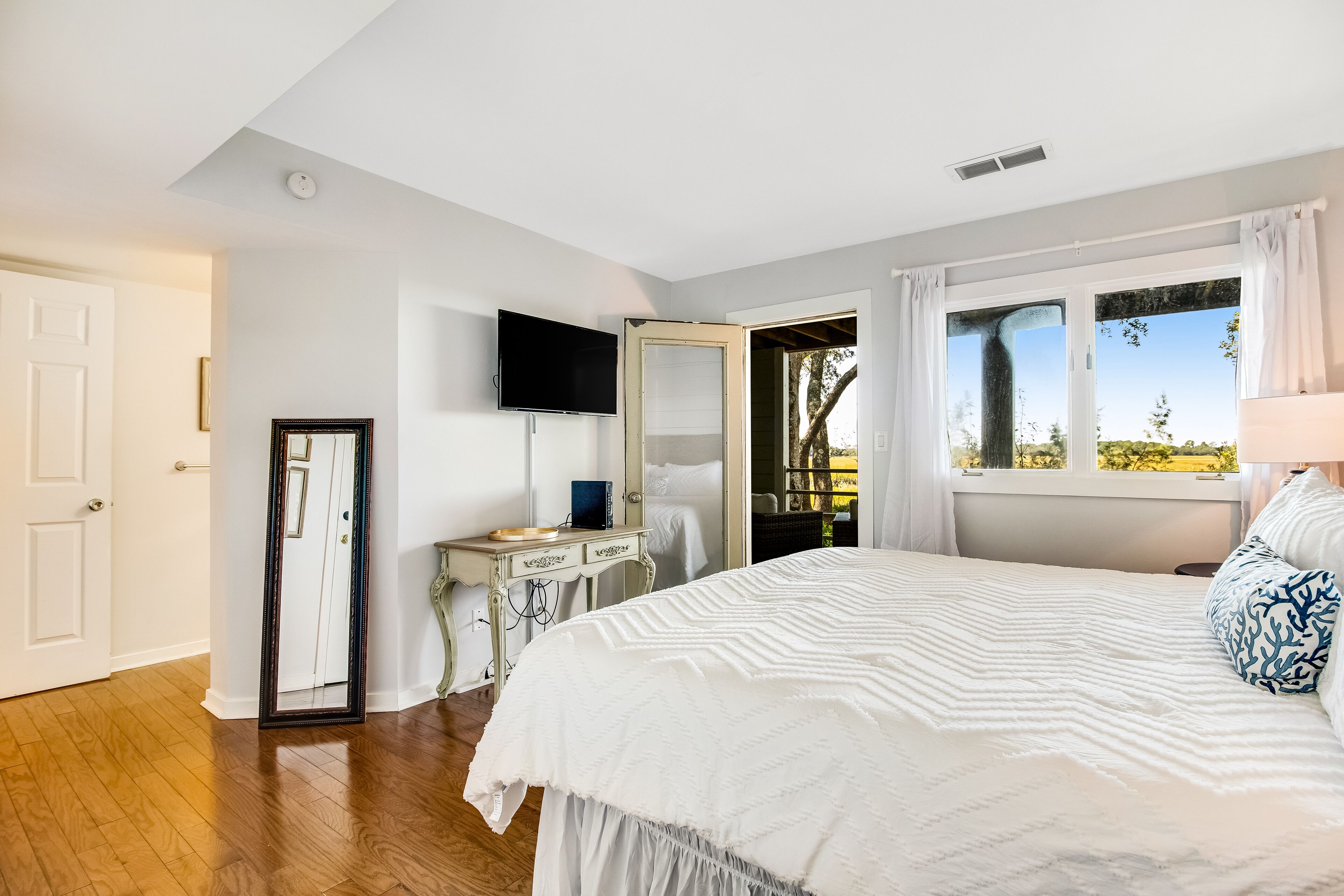 2 bedrooms, iron/ironing board, WiFi