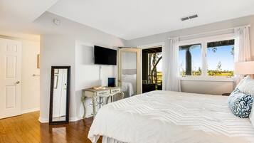 2 bedrooms, iron/ironing board, WiFi