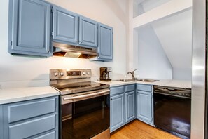 ثلاجة، ميكروويف، فرن، موقد طهي مسطح