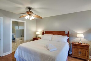 4 makuuhuonetta, työpöytä, silitysrauta/-lauta, vauvan matkasänky