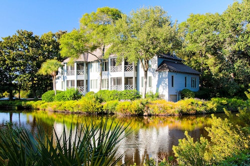 Lagoon view, second floor villa w/ screened in porch, short walk to the beach