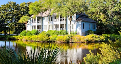 Lagoon view, second floor villa w/ screened in porch, short walk to the beach