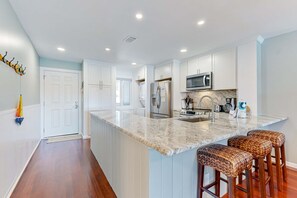 Fridge, microwave, oven, stovetop - Riverfront condo near Folly Beach with balcony, views, outdoor pool & tennis (Folly Beach)