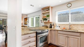 冰箱、微波炉、烤箱、炉灶