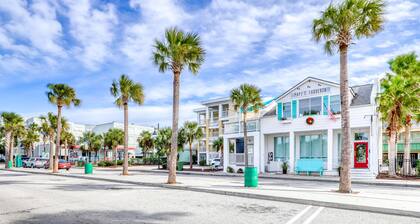 Townhouse-style villa with screened porch & pool access - short walk to beach