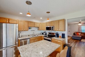 Kjøleskap, mikrobølgeovn, ovn og kokeplater