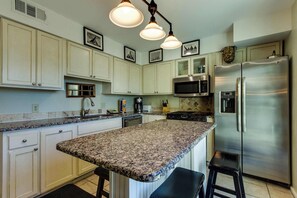 Refrigerador, microondas, horno y parrilla de estufa 