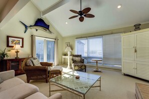 Televisión, reproductor de DVD y oficina 