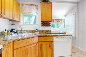 Fridge, microwave, oven, stovetop - Two-minute walk to the beach - home with screened porch, sundeck, WiFi & W/D (Folly Beach)