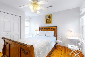 3 bedrooms, iron/ironing board, WiFi, bed sheets - Two-minute walk to the beach - home with screened porch, sundeck, WiFi & W/D (Folly Beach)