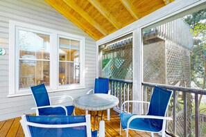 Outdoor dining - Two-minute walk to the beach - home with screened porch, sundeck, WiFi & W/D (Folly Beach)
