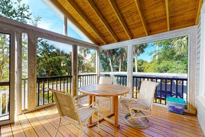 Outdoor dining - Two-minute walk to the beach - home with screened porch, sundeck, WiFi & W/D (Folly Beach)