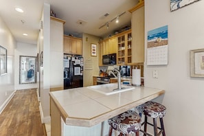 Kjøleskap, mikrobølgeovn, ovn og kokeplater