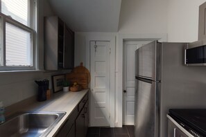 Fridge, microwave, oven, stovetop - Historic downstairs home in downtown Charleston w/free WiFi - perfect for groups (Charleston)