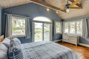 5 bedrooms, desk, iron/ironing board, WiFi