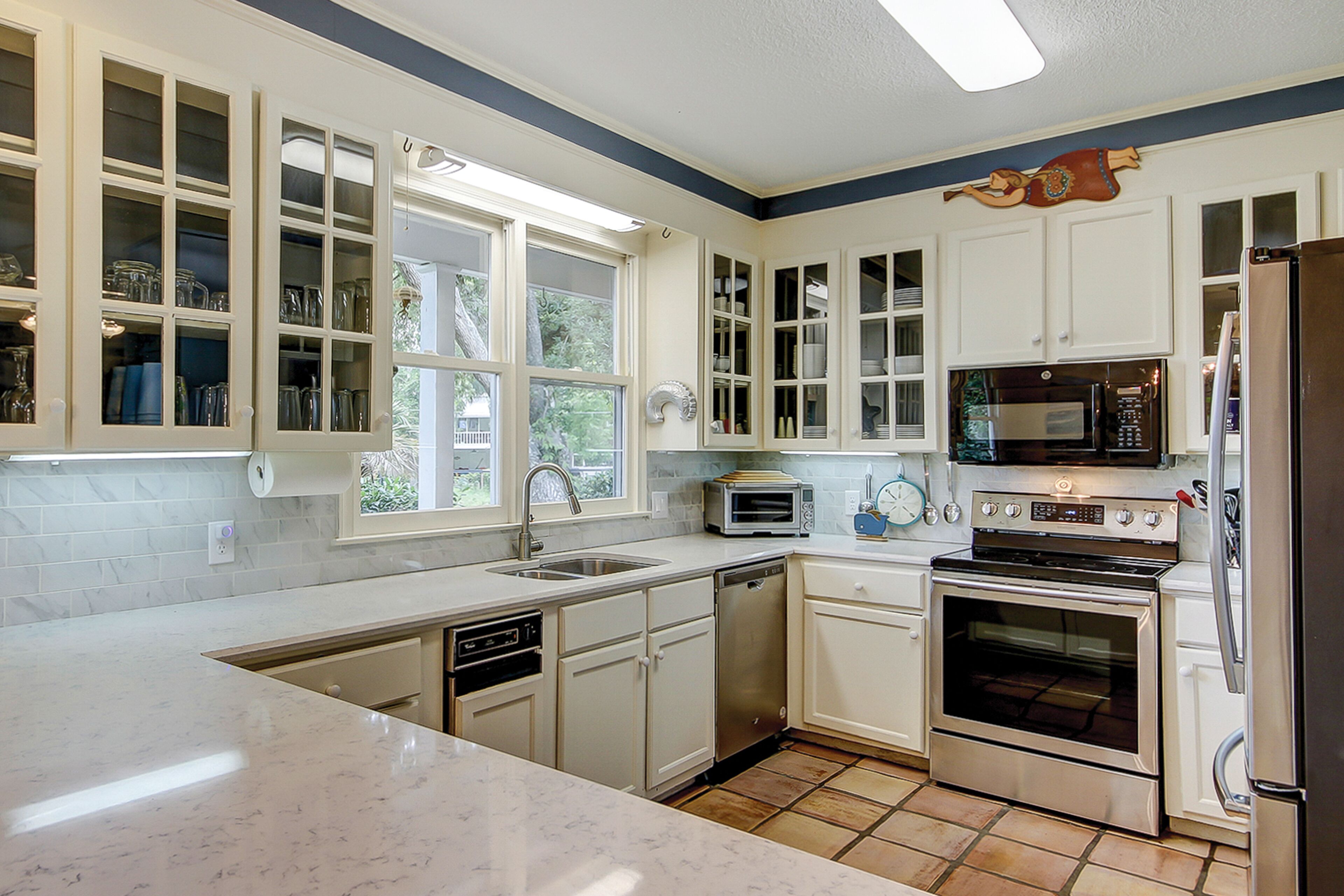 Frigorifero, microonde, forno, piano cottura