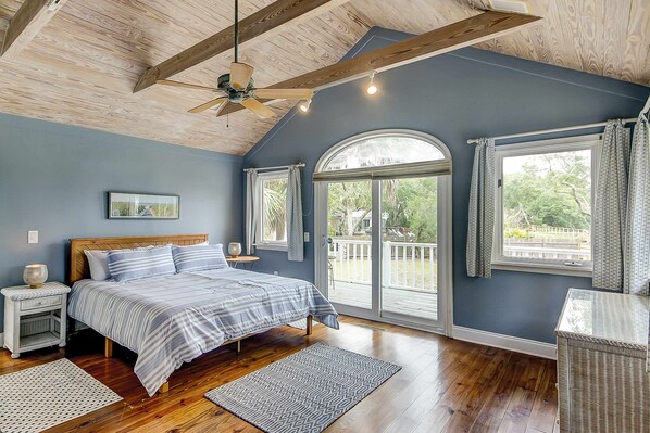 5 bedrooms, desk, iron/ironing board, WiFi