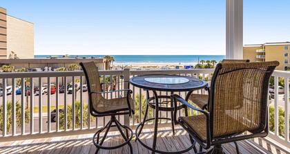 Third-floor condo with views of the ocean & shared pool