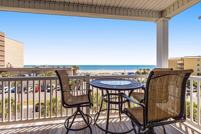 Third-floor condo with views of the ocean & shared pool