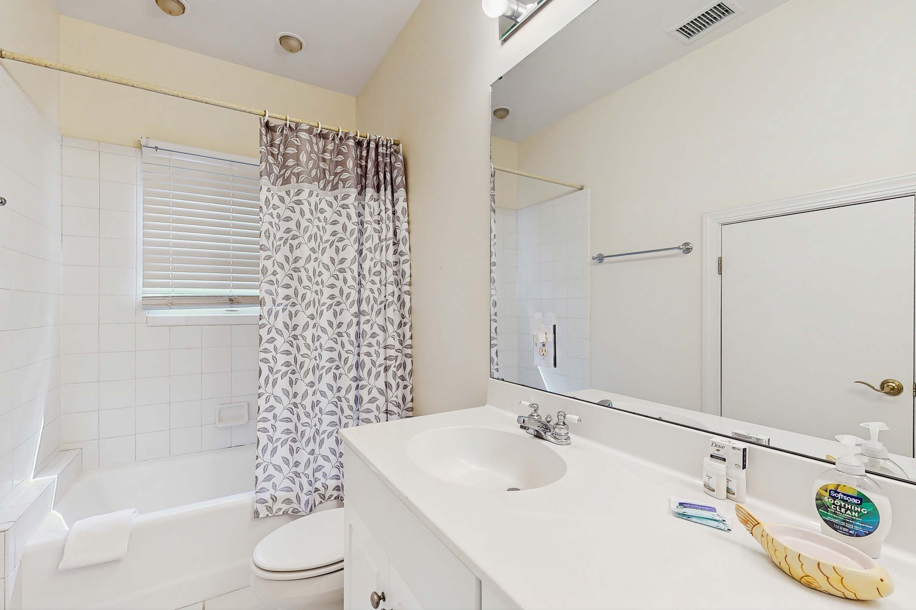 Une salle de bain avec une baignoire, des toilettes et un lavabo.