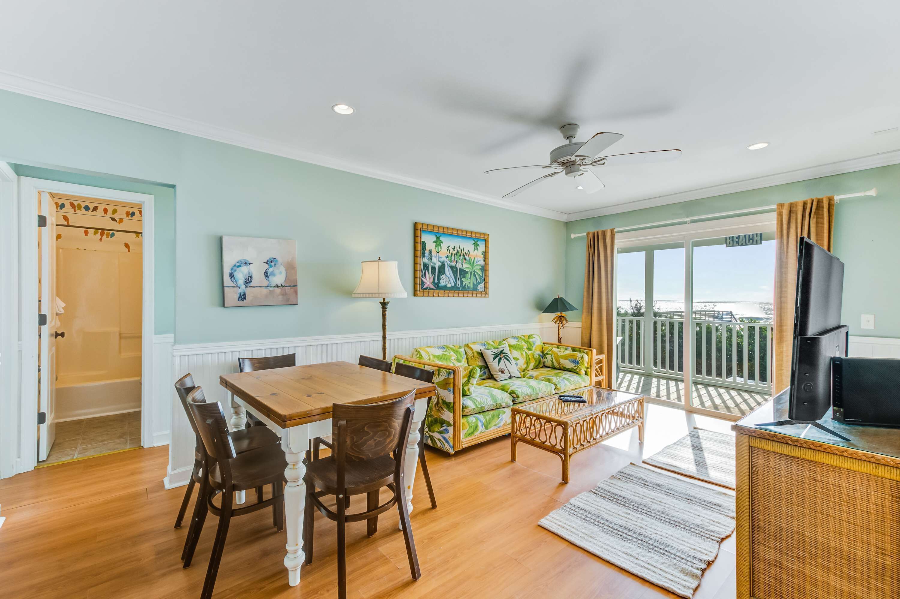 Una televisión, un reproductor de DVD, un reproductor estéreo