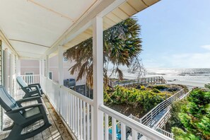 Property grounds - Oceanfront, event-friendly home with multiple decks & WiFi - 2 dogs ok (Folly Beach)