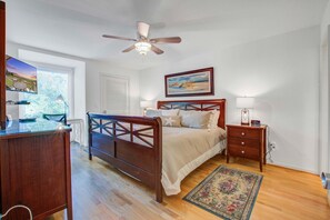 1 slaapkamer, een bureau, een strijkplank/strijkijzer, wifi