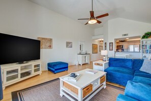 Een televisie, een dvd-speler en een kantoor