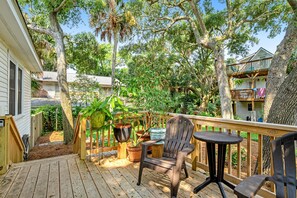 Terrace/patio - One Block to the Beach Cute Home w/ Deck, Garden Patio, Central AC & WiFi (Folly Beach)