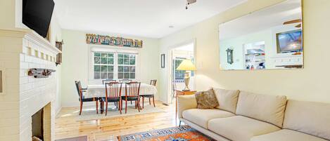 Télévision, cheminée, espaces bureaux