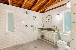 Chuveiro, toalhas de banho, shampoo 