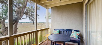 Charming Coastal Condo, with Shared Pool, Fitness Center & Dock