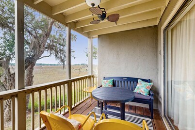 Charming Coastal Condo, with Shared Pool, Fitness Center & Dock