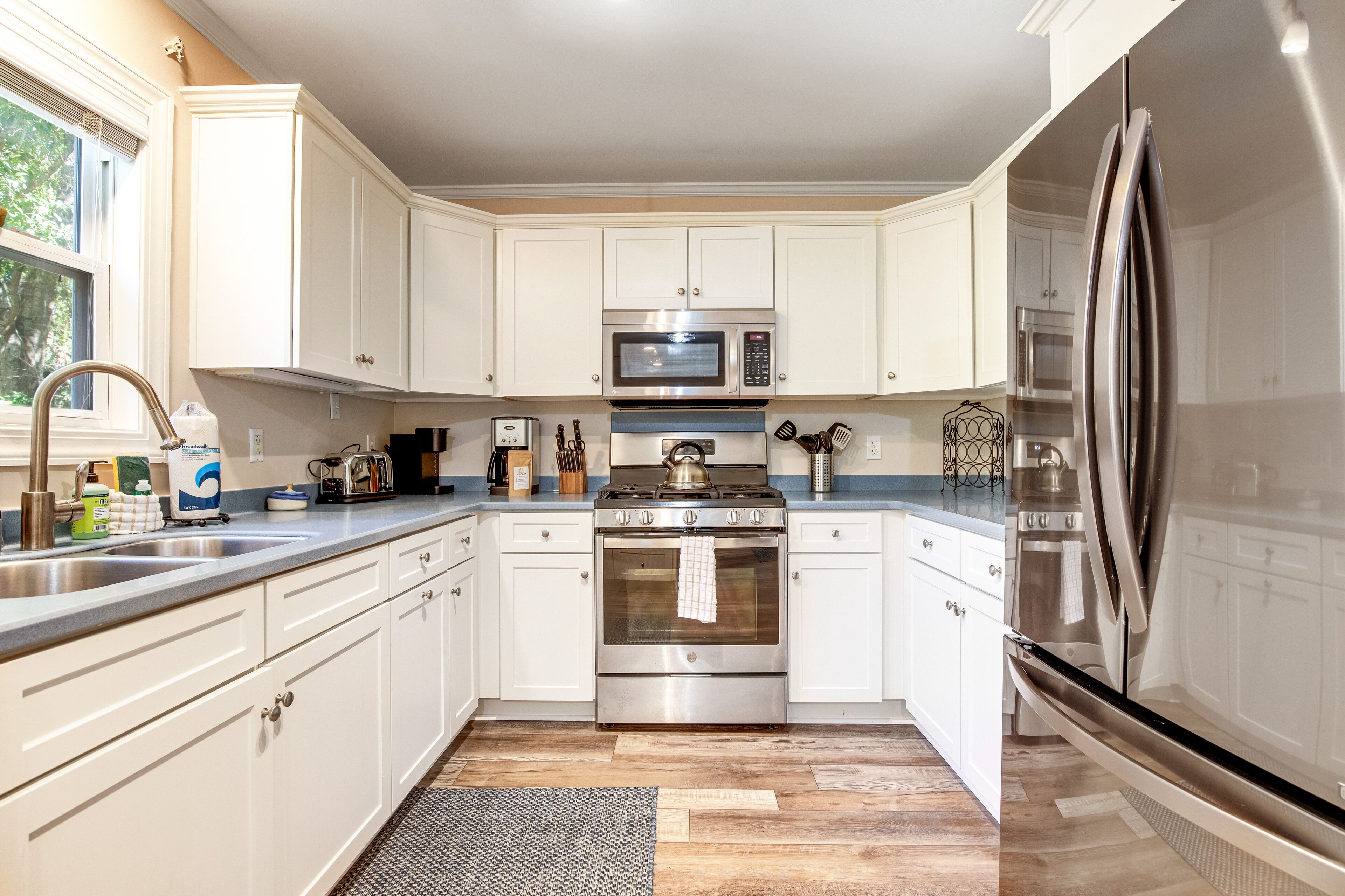 Een koelkast, een magnetron, een oven, een kookplaat