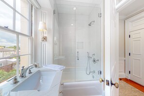 Een douche, een haardroger, handdoeken, shampoo
