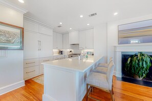 Kjøleskap, mikrobølgeovn, ovn og kokeplater