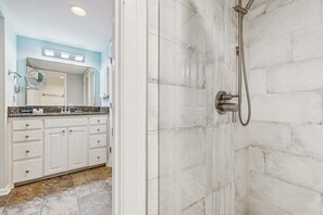 Dusche, Handtücher, Shampoo